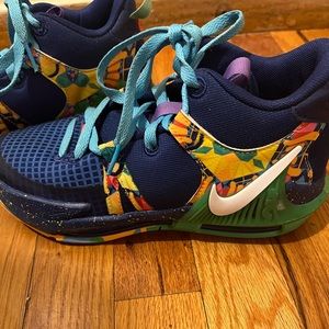 Lebron James Witness 7 boys size 5 excellent condition